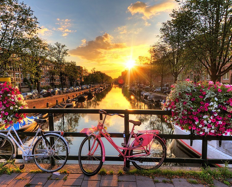 enchantingrhine_NETHERLANDS_Amsterdam_Canalsatsunrise_ss_189863267_dailyprogram